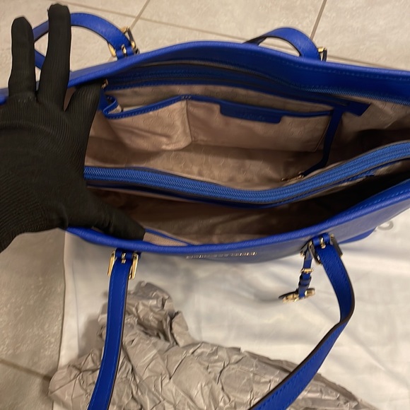 Michael Kors Travel Tote bag 💙 beautiful royal blue color,perfect for carry-on! - Picture 5 of 15